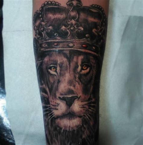 Wenn sie ein tattoo suchen, das stärke und klaue repräsentiert, ist hier eine gute idee: Löwen Tattoos und ihre Bedeutungen