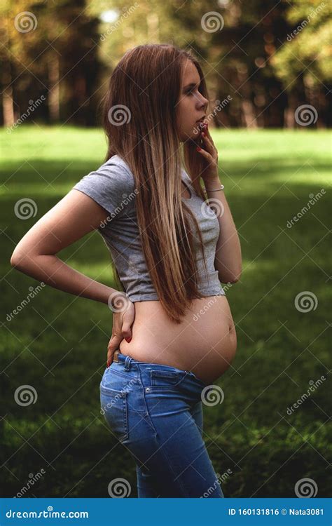 Jonge Mooie En Gelukkige Zwangere Meid Loopt In Het Park Tweede