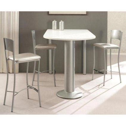 Opter pour une table haute bar pour sa cuisine est un bon choix, mais surtout un choix actuel et moderne permettant d'apporter une touche fonctionnelle et actuelle à son espace. Table hauteur 90 cm cuisine