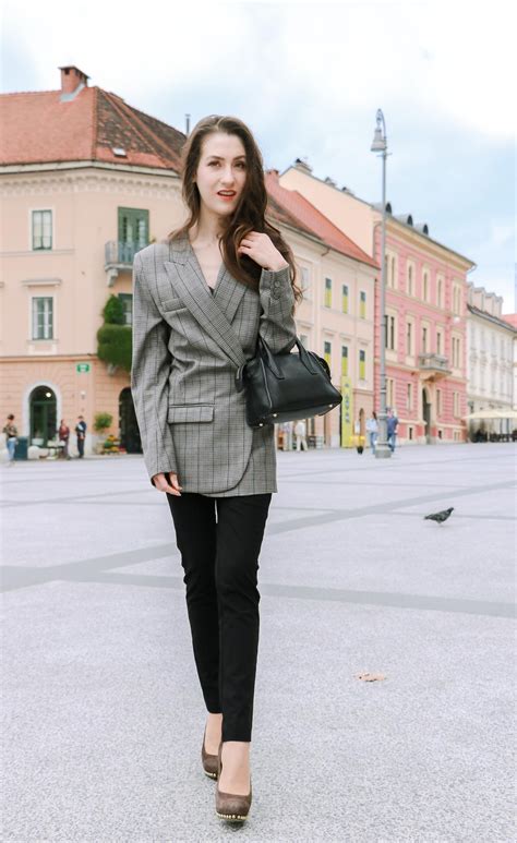 Considerations for june 2020 grads. What to Wear for the Job Interview in 2020 (With images ...