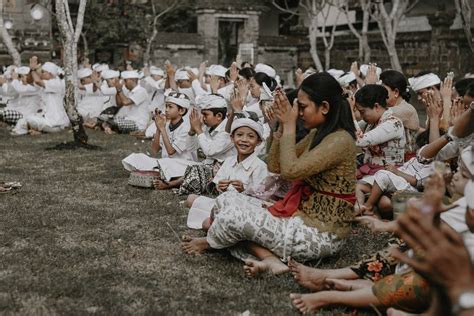 Mengapa Orang Bali Sembahyang Pada Purnama Tilem Penebar Dharma