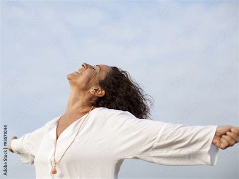 Mujer Feliz Con Brazos Abiertos Hacia El Cielo Foto De Stock Adobe Stock