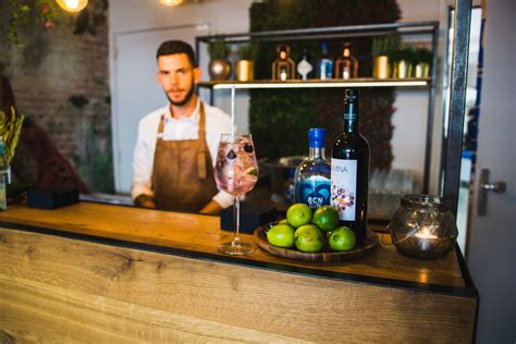 Gin Tonic Serveren Op Een Feest Huur Onze Mobiele Gin And Tonics Bar