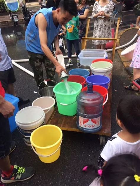 北魏． 郦道元． 水经注． 沔水注：「洲东岸西有洄湖，停水数十畮。」 如：「干旱季时，全省分区停水。」 小区停水6天居民买瓶装水洗澡 广场舞阿姨都哭了|供水|停水|小区_新浪新闻