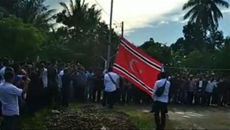 Polisi Coba Turunkan Bendera Bulan Bintang Di Milad Gam Tapi Dihalau