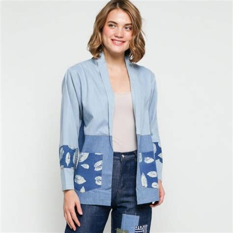 Motif masyarakat suku awalnya belum ada rumah kemudian tinggal di bawah pohon poho kemudian bunganya pelita dibuat sebagai motif tenun. Stylish dan Edgy! Intiplah 9 Rekomendasi Blazer Batik untuk Wanita Fashionable (2019)
