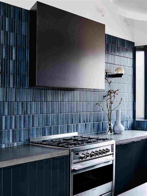 Airnya berwarna biru dengan jalan setapak yang kanan kirinya yakni pepohonan menambah kesan asri di tempat itu. Elegan dengan Warna Hitam, 10 Inspirasi Dapur Minimalis ...