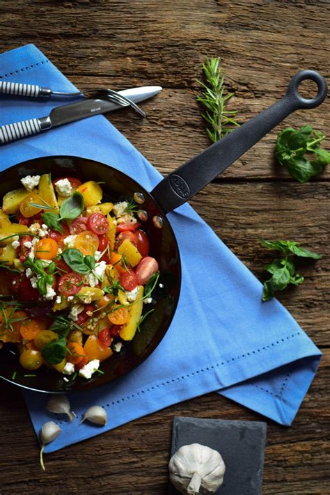 Ofengemüse mit neuen Kartoffeln Feta und frischen Kräutern