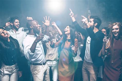 Gente Bailando En La Fiesta Con Confeti — Foto De Stock © Gstockstudio