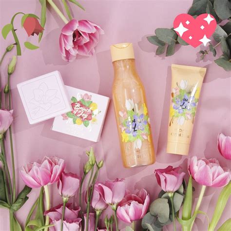 A Set With A Fruity And Floral Scent Wutoadsywl Skincare