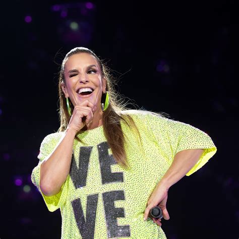 Brazilian axé music superstar ivete sangalo debuted as the lead singer of banda eva in 1993 with an eponymous album. Ivete Sangalo pergunta por Leo Dias no 'Fofocalizando ...