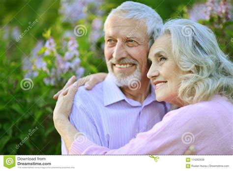 Abrazo Feliz De Los Pares De La Anciano Imagen De Archivo Imagen De