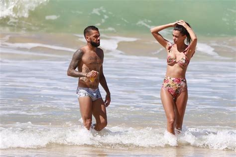 Daniel alves da silva (brazilian portuguese: Esposa de Daniel Alves rouba a cena de biquíni em Fernando ...