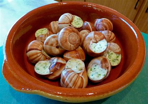 Your yummy escargots a la bourguignonne is ready now. Living the life in Saint-Aignan: Escargots à la bourguignonne