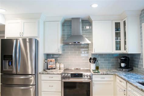 Glass tiles are a great option for granite countertops because they look clean, shiny, modern, and sometimes almost using white and grey glass subway tiles is one of the best and most economical ways to protect against back cracks in your kitchen. Pin by Katrine Jensen on Kitchen | Gray subway tile ...