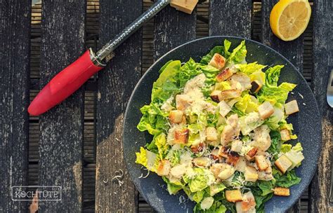 Caesar Salad mit Hühnchenbrustfilet auf Römersalat und Croutons