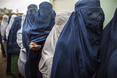 While in power in afghanistan, the taliban became notorious internationally for their sexism and violence against women. ¿Cómo legisla Europa el uso del burka?