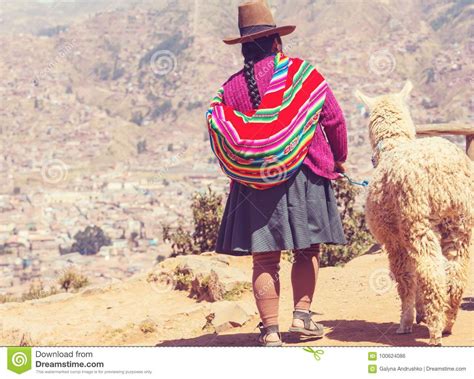 Gente Peruana Foto Editorial Imagen De Quito Tradicional 100624086