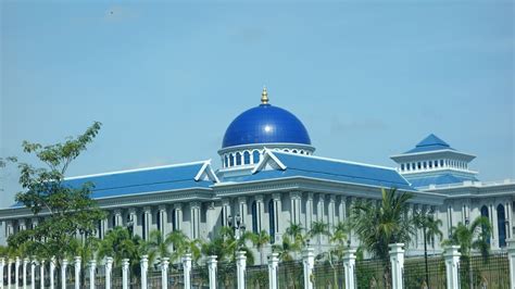 Geography about the size of delaware, brunei is an independent sultanate on the northwest coast of the island of borneo in the south china sea, wedged between the malaysian states of sabah and sarawak. Brunei Darussalam