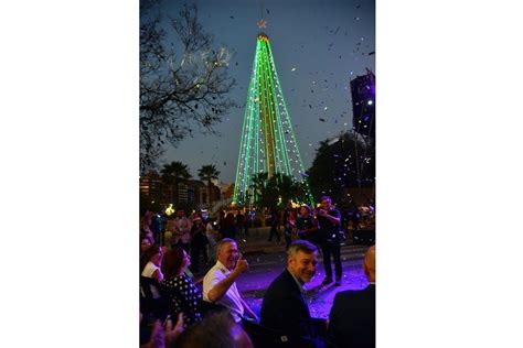 En Imágenes Ya Brilla El árbol De Navidad Más Grande De Córdoba