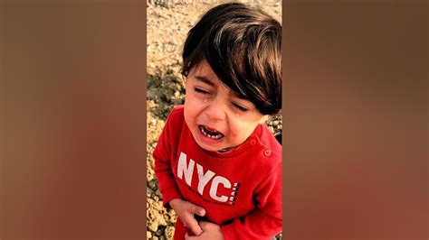 طفل يبكي بحرقه بعد ما ماتت اخته من الجوع 😭😭 Youtube