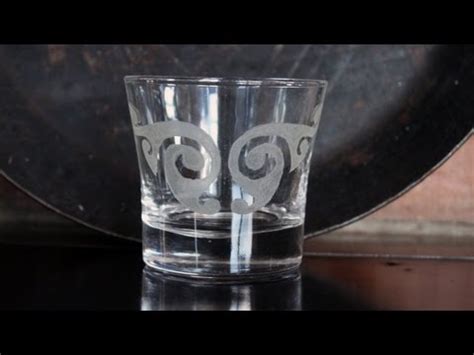 Ein wunderbares glas mit gravur, das jeden küchenschrank aufwerten wird, wie zum beispiel unsere personalisierte teetasse. Bastelecke: Gläser gravieren - YouTube