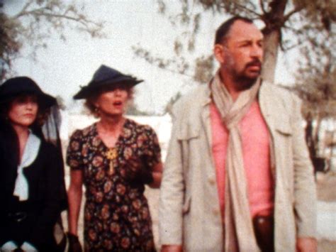 Film, romanın geçtiği yeri bir amerikan güney kasabasından fransız batı afrika'sındaki küçük bir kasabaya dönüştürüyor. Coup de Torchon (Film 16 mm) | Bd-cine.com