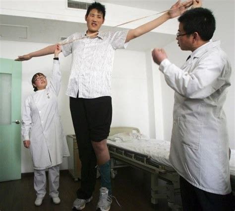 Zhao Liang Ist 27 Jahre Alt Und Aufgrund Seiner Größe Ein Heißer Antwärter Für Das Guinessbuch