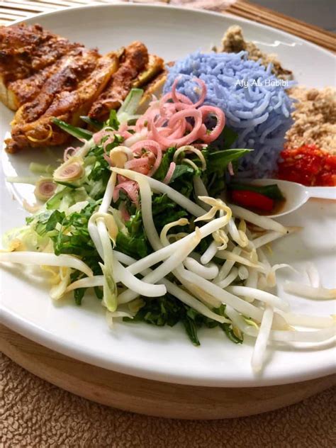 Tumis bawang putih dan merah. Cara Masak Nasi Kerabu Golok Ayam Bakar Untuk Orang Diet