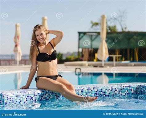Nett Recht Und Sexy Junge Frau In Einem Schwarzen Schöner Badeanzug Auf Einem Poolhintergrund
