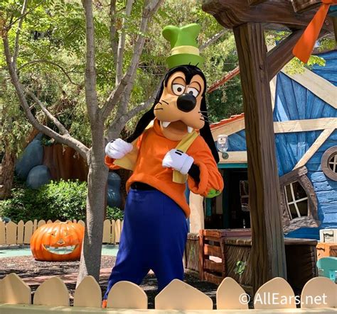 Photos Looking For Characters In Disneyland Head To Mickeys Toontown