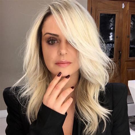 Face framing layers long hair 2020. Long Blonde Layered Blowout with Side Swept Face Framing ...