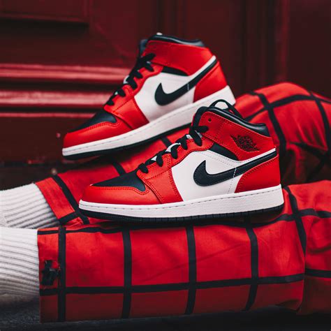 Jumpman branding adorns the woven tag stitched onto the padded white nylon tongue, while a classic jordan wings logo is. Air Jordan 1 Mid Chicago Black Toe - 554725-069 - Wethenew