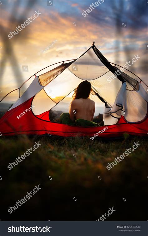 Стоковая фотография Naked Woman Sitting Tent Sleeping Bag