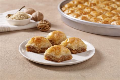 Baklava, sütlü tatlı, şerbetli tatlı, pasta, kuruyemiş ve diğer ürünler i̇stanbul içi aynı gün teslimat ile faruk güllüoğlu'nda! Cevizli Baklava ­| Online Sipariş Ver! | Ömer Güllü