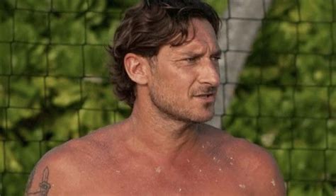 Francesco Totti Alle Maldive Torna A Farsi Vedere In Costume Tuttouomini