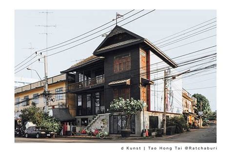 ตลาดน้ำดำเนินสะดวก เป็นสถานที่ท่องเที่ยวที่มีชื่อเสียงมากของราชบุรี เปิดตัวสู่สายตาชาวโลกในฐานะแหล่ง ท่องเที่ยวครั้งแรกเมื่อปี พ.ศ. 7 ร้านกาแฟบรรยากาศอบอุ่น มองกี่ทีก็ละมุน งานนี้สายคราฟต์ ...