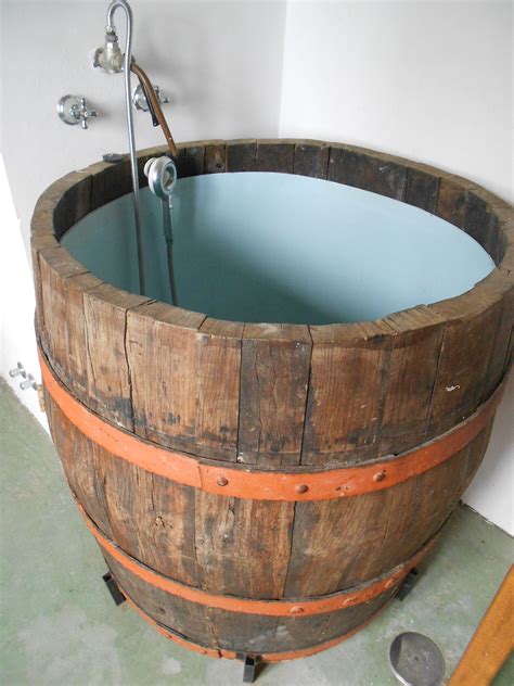 a wooden barrel bathtub Umbria Italia Barriles Casas pequeñas Casas