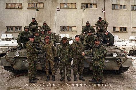 Pembantaian tentara serbia di bosnia dan herzegovina timur pada tahun 1995 menewaskan lebih dari 8.000 anak muslim. mezwarkecik: sejarah yang terlupa.....