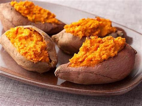 Nah selain dikukus, kamu juga bisa lho menjadikannya berbagai menu menarik. Simpan Ragam Manfaat, 3 Pilihan Resep Ubi Cilembu Ini ...