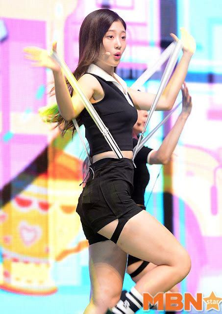 chaeyeon boasts a sexy figure at dia s showcase daily k pop news