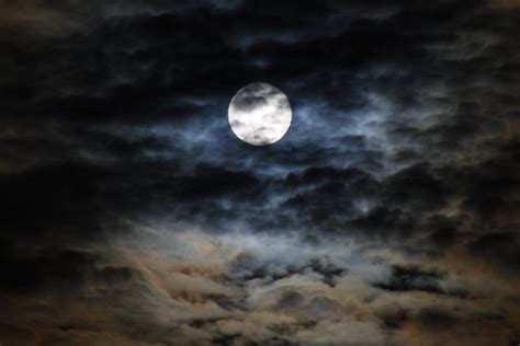From an astronomical point of view, the new moon occurs when the moon finds itself in between the earth and the sun, meaning it's impossible to observe in the sky because the illuminated side shines away from us.during this stage, the sun and the moon are next to each other, on the same degree of the zodiac, forming a sun conjunct moon. Elusive 42: Moods of the Moon