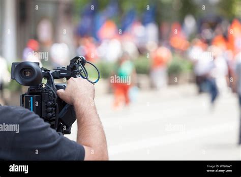 Entertainment Reporter Hi Res Stock Photography And Images Alamy