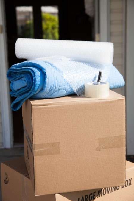 How To Pack Blankets And Linens For Moving Wowmovercom