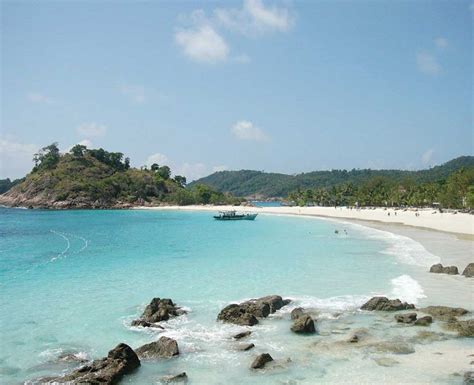 Berbeda dengan kenjeran lama yang hanya ada pantai saja, di kenjeran park terdapat banyak mulai dari waterboom, berbagai bangunan unik dan beberapa klenteng yang dibuka untuk hanya malam minggu dan hanya diputar jam 8 malam, jadi tidak heran menjelang jam tersebut sudah. Pantai Pasir Panjang : Fasilitas, Rute, Jam Buka, Harga ...