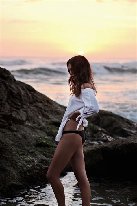 Bildet Strand hav kyst sand person pike kvinne solnedgang fotografering sollys bølge