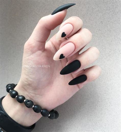 Nueva colección con 140 uñas negras naturales o acrílicas combinadas con colores como el dorado, plata, blanco, en tonos. Uñas negras 2020 - Blogmujeres.com