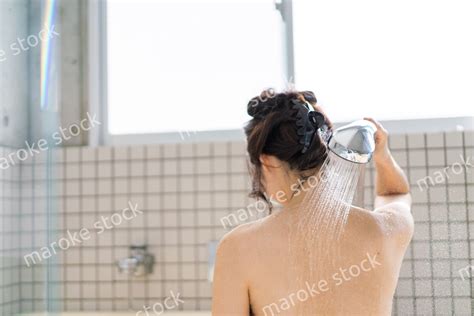 お風呂でシャワーを浴びる若い女性 maroke stock写真素材をフォトグラファーから直接購入できるストックフォトサイト