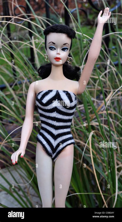La Primera Muñeca Barbie Hechas Por Mattel En 1959, Planteadas Con Las
