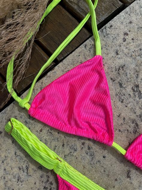 Conjunto Biquini Canelado Cortininha Fita Rosa E Verde Neon